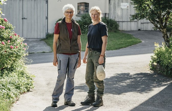 Noch viel zu besprechen: die Altbäuerin Ulrike Hasenmaier-Reimer und ihre Nachfolgerin Judith Boulos.<span class='image-autor'>Foto: Verena Müller</span>