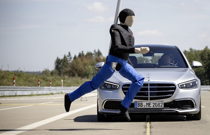 Unfall-Simulationen mit Crashtest-Dummys zeigen, welche Verletzungen ein Mensch bei einer Kollision erleiden kann.<span class='image-autor'>Foto: picture alliance/dpa/Daimler AG</span>