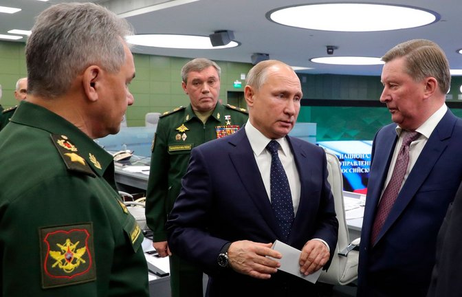 Jahrzehntelang arbeiteten Sergej Iwanow (r.) und Kremlchef Wladimir Putin (m.) eng zusammen. (Archivbild)<span class='image-autor'>Foto: Mikhail Klimentyev/Pool Sputnik Kremlin/AP/dpa</span>