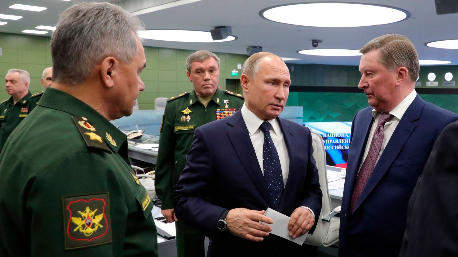 Jahrzehntelang arbeiteten Sergej Iwanow (r.) und Kremlchef Wladimir Putin (m.) eng zusammen. (Archivbild)Foto: Mikhail Klimentyev/Pool Sputnik Kremlin/AP/dpa