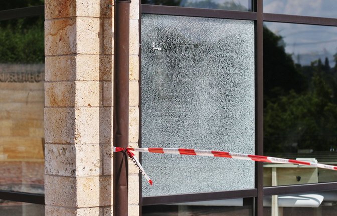 Durch die Wucht der Explosion ist auf dem Friedhof eine Fensterscheibe zu Bruch gegangen.<span class='image-autor'>Foto: 7aktuell.de/Kevin Lermer</span>