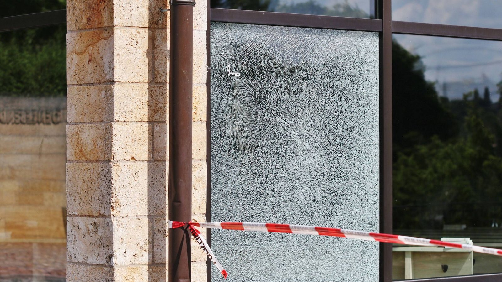 Durch die Wucht der Explosion ist auf dem Friedhof eine Fensterscheibe zu Bruch gegangen.Foto: 7aktuell.de/Kevin Lermer Durch die Wucht der Explosion ist auf dem Friedhof eine Fensterscheibe zu Bruch gegangen.Foto: 7aktuell.de/Kevin Lermer