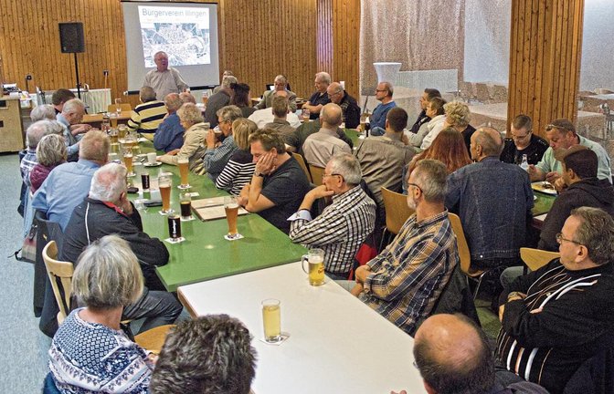 Der Bürgerverein bereitete Fragen für das Gespräch mit der Firma Mosolf vor, das am 4.Dezember stattfinden soll.  Fotos: Friedrich