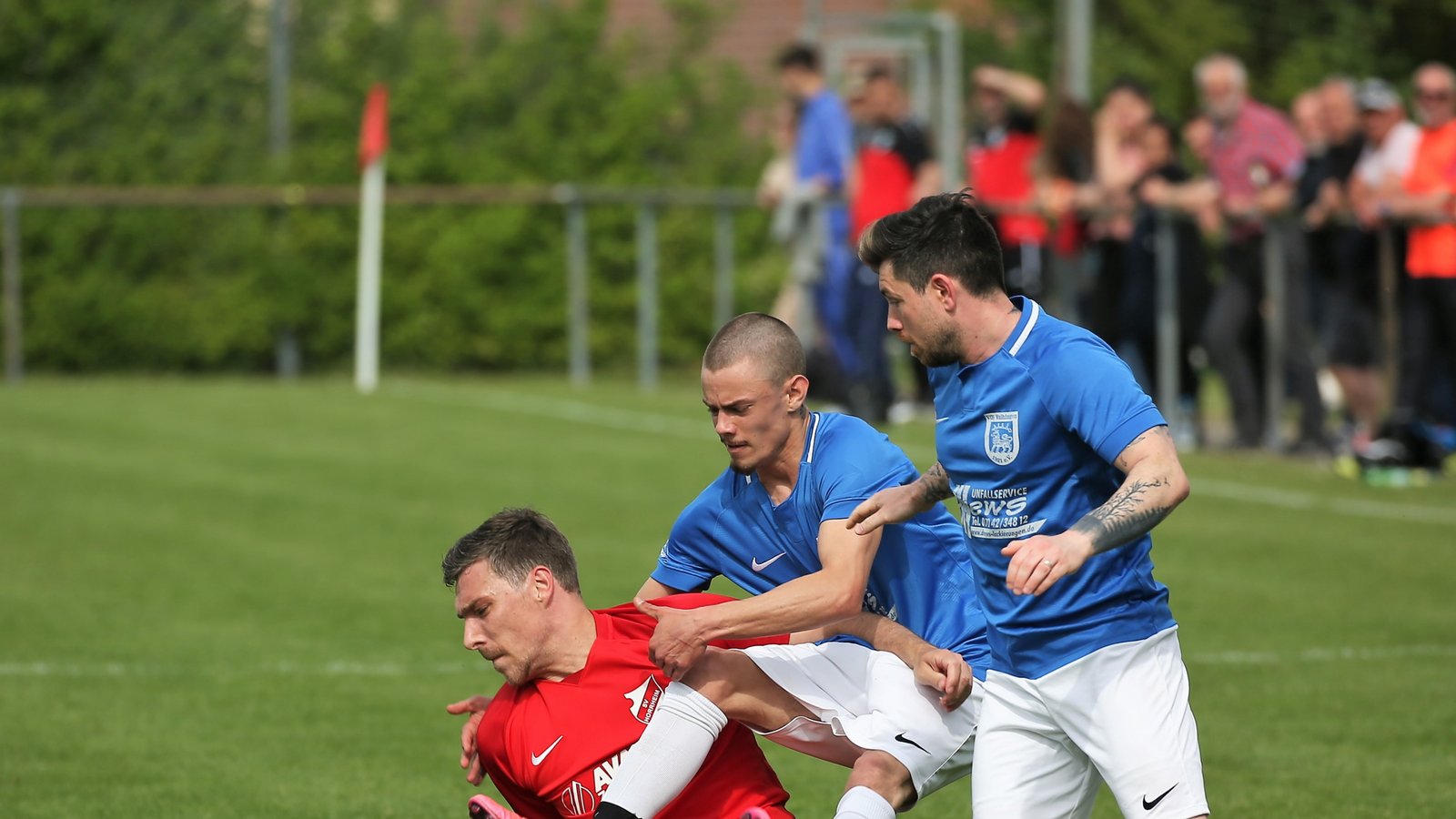 Flugeinlage im Kampf um den Ball (von links): Horrheims Mario Vehlgut mit Marcio Miguel Moreira Viera und Fabio Tricarico. Foto: Küppers Flugeinlage im Kampf um den Ball (von links): Horrheims Mario Vehlgut mit Marcio Miguel Moreira Viera und Fabio Tricarico. Foto: Küppers