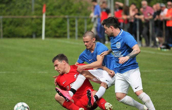 Flugeinlage im Kampf um den Ball (von links): Horrheims Mario Vehlgut mit Marcio Miguel Moreira Viera und Fabio Tricarico.  <span class='image-autor'>Foto: Küppers</span>