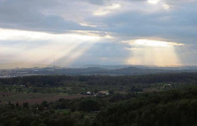 Beim Blick von der Ensinger Eselsburg hatte es den Anschein, als stünde die Sonne über Mühlacker auf Stelzen, findet unser Leser Klaus-Peter Hilgers.