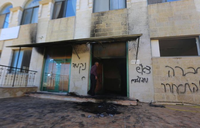 Nach einem Brandanschlag auf eine Moschee im Westjordanland durch gewalttätige Siedler wurden an dem Gebäude hebräische Schmierereien entdeckt.<span class='image-autor'>IMAGO/ALI Shtayeh</span>