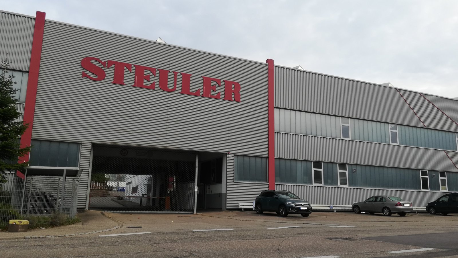 Mehr als 100 Jahre lang ist im Mühlacker Fliesenwerk produziert worden. Nun schließt die Steuler Fliesengruppe den Standort. Foto: Müller Mehr als 100 Jahre lang ist im Mühlacker Fliesenwerk produziert worden. Nun schließt die Steuler Fliesengruppe den Standort. Foto: Müller