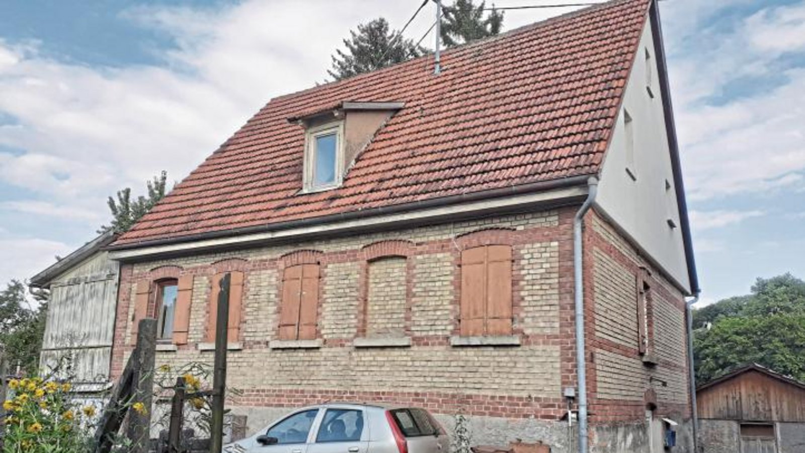 Das Haus samt Schuppen soll abgerissen und durch einen Neubau ersetzt werden. Foto: Glemser Das Haus samt Schuppen soll abgerissen und durch einen Neubau ersetzt werden. Foto: Glemser