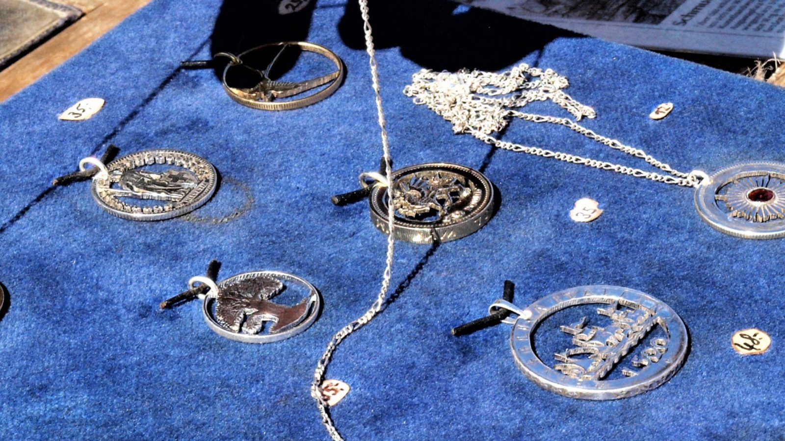 Kunstvoll kreierter Schmuck von Münzsäger Roland Fuchs. Kunstvoll kreierter Schmuck von Münzsäger Roland Fuchs.