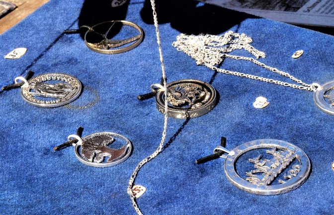 Kunstvoll kreierter Schmuck von Münzsäger Roland Fuchs.