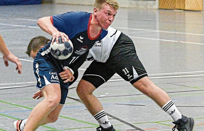 Oberriexingens Vincent Fischer (links) will auch die Ludwigsburger stehen lassen wie hier einen Bietigheimer Spieler. Foto: Leitner