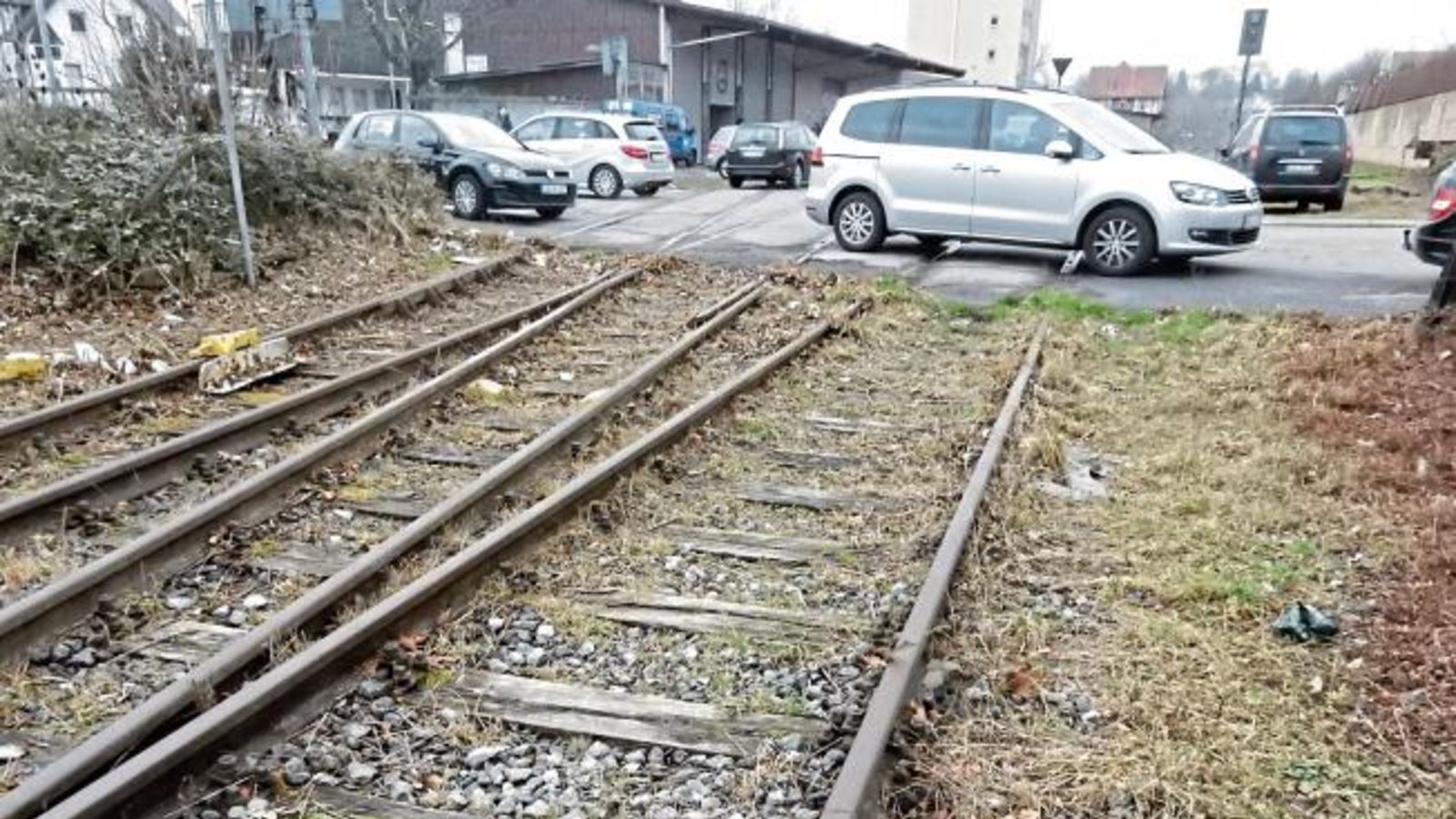 So kann man nur in Vaihingen parken: Denn hier kommt so bald bestimmt kein Zug mehr vorbei. Bei der Verabschiedung von Pfarrer Brucker (siehe Artikel auf Seite 9) waren die Parkplätze bei der katholischen Kirche rar. Foto: Arning So kann man nur in Vaihingen parken: Denn hier kommt so bald bestimmt kein Zug mehr vorbei. Bei der Verabschiedung von Pfarrer Brucker (siehe Artikel auf Seite 9) waren die Parkplätze bei der katholischen Kirche rar. Foto: Arning