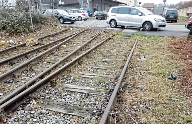 So kann man nur in Vaihingen parken: Denn hier kommt so bald bestimmt kein Zug mehr vorbei. Bei der Verabschiedung von Pfarrer Brucker (siehe Artikel auf Seite 9) waren die Parkplätze bei der katholischen Kirche rar.  Foto: Arning