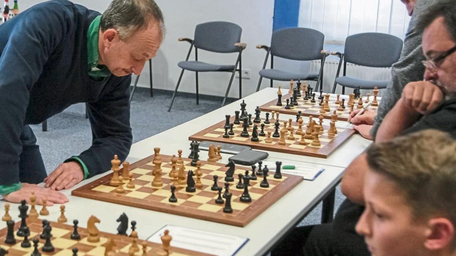 Gegen Thomas Grünert brauchte Vladimir Gurevic (links) als längere Bedenkzeiten. Nach 2:45 Stunden gewann aber der Großmeister. Foto: Simecek Gegen Thomas Grünert brauchte Vladimir Gurevic (links) als längere Bedenkzeiten. Nach 2:45 Stunden gewann aber der Großmeister. Foto: Simecek