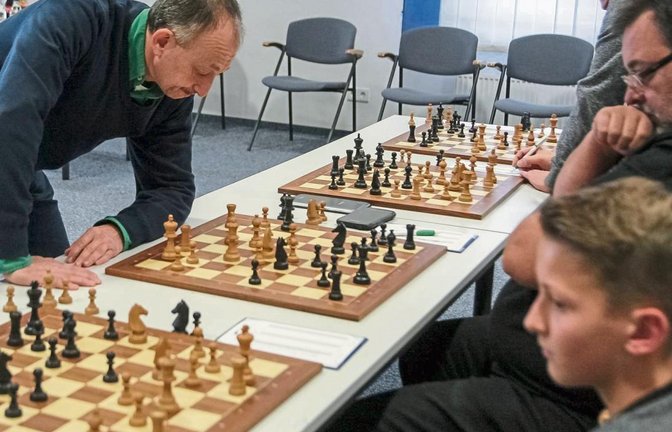 Gegen Thomas Grünert brauchte Vladimir Gurevic (links) als längere Bedenkzeiten. Nach 2:45 Stunden gewann aber der Großmeister. Foto: Simecek