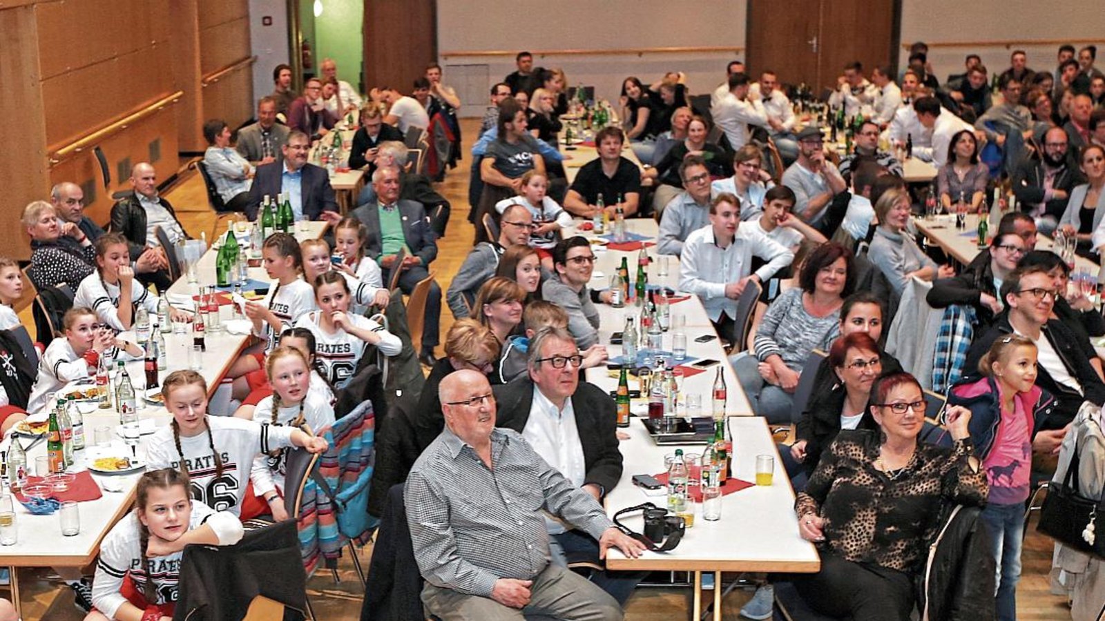 Dicht gedrängt sitzen die Athleten und ihre Begleitungen bei der Vaihinger Sportlerehrung in der Stadthalle. Foto: Archiv/Küppers Dicht gedrängt sitzen die Athleten und ihre Begleitungen bei der Vaihinger Sportlerehrung in der Stadthalle. Foto: Archiv/Küppers
