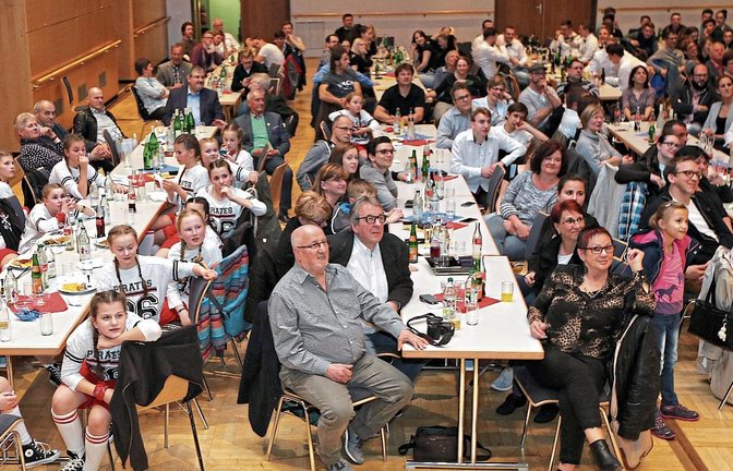 Dicht gedrängt sitzen die Athleten und ihre Begleitungen bei der Vaihinger Sportlerehrung in der Stadthalle.  Foto: Archiv/Küppers