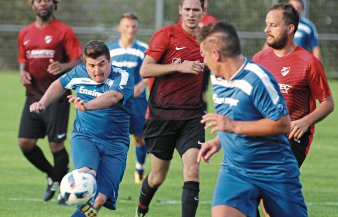 Stephan Maier (am Ball) gehört zu den FCG-Spielern, hinter deren Einsatz gegen Markgröningen Spielertrainer Rafael Krupop noch große Fragezeichen sieht. Foto: Küppers