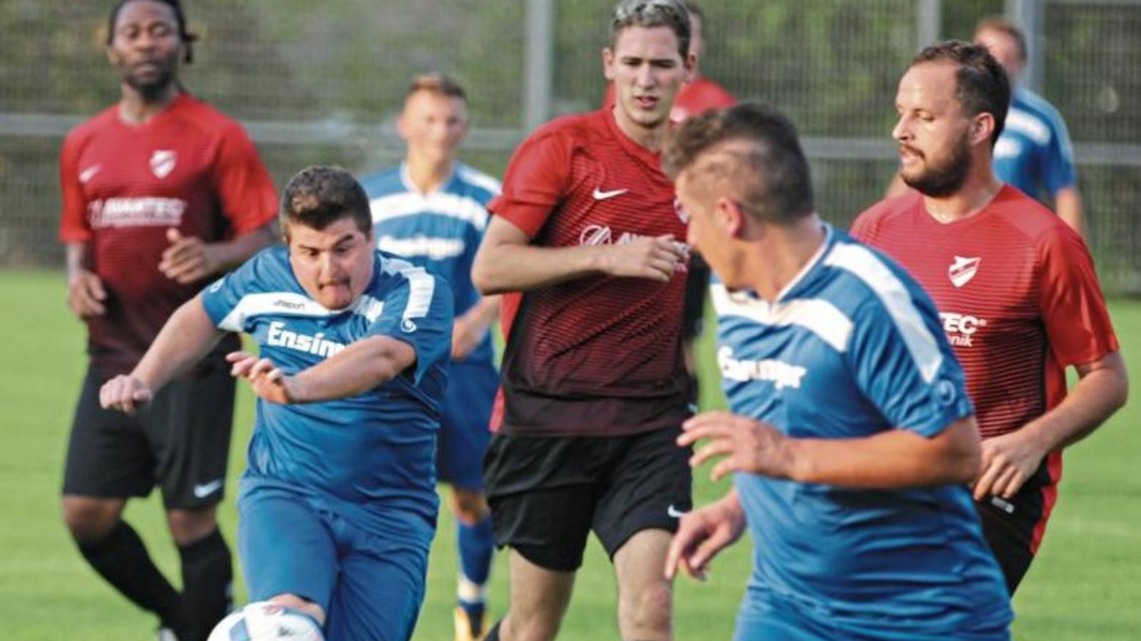 Stephan Maier (am Ball) gehört zu den FCG-Spielern, hinter deren Einsatz gegen Markgröningen Spielertrainer Rafael Krupop noch große Fragezeichen sieht. Foto: Küppers Stephan Maier (am Ball) gehört zu den FCG-Spielern, hinter deren Einsatz gegen Markgröningen Spielertrainer Rafael Krupop noch große Fragezeichen sieht. Foto: Küppers