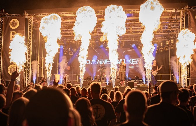 Was für ein Bühnenbild: Die Band Donnerbalken heizt den Gästen ein.  <span class='image-autor'>Fotos: Herth</span>