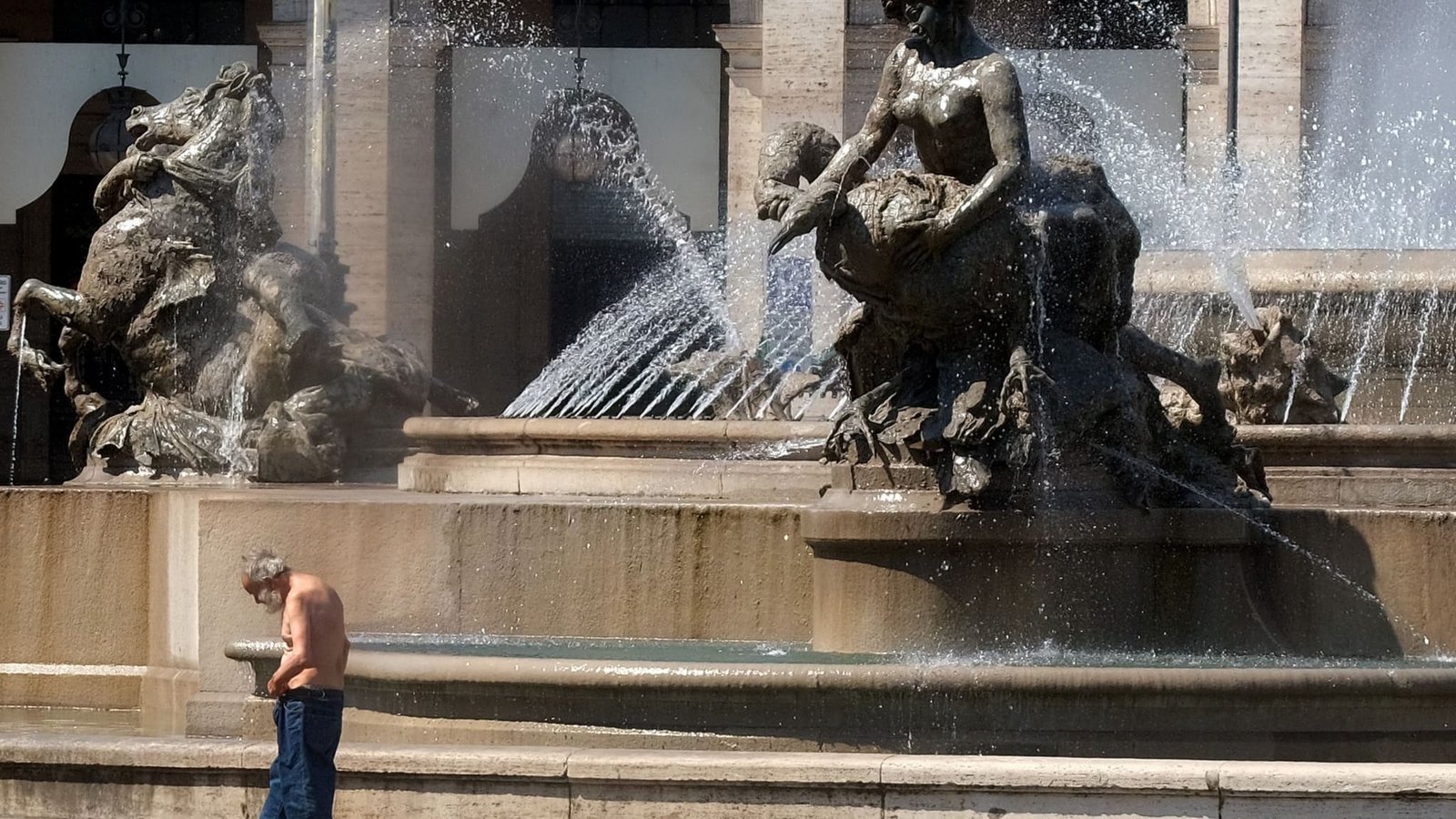 Das Bad im Najaden-Brunnen kostete einen Deutschen 450 Euro Geldstrafe. (Foto: Archiv)Mauro Scrobogna/LaPresse via ZUMA Press/dpa Das Bad im Najaden-Brunnen kostete einen Deutschen 450 Euro Geldstrafe. (Foto: Archiv)Mauro Scrobogna/LaPresse via ZUMA Press/dpa