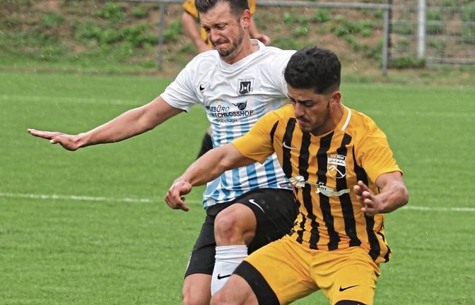 Hakan Atalay (rechts) gehört zu den Kickern, die beim SV Riet möglichst schnell für ein Ende der Torflaute sorgen sollen. Foto: Nachreiner
