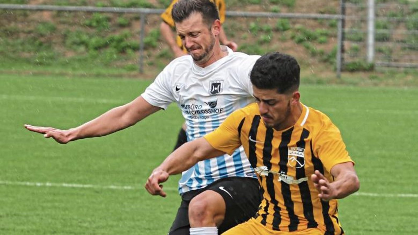 Hakan Atalay (rechts) gehört zu den Kickern, die beim SV Riet möglichst schnell für ein Ende der Torflaute sorgen sollen. Foto: Nachreiner Hakan Atalay (rechts) gehört zu den Kickern, die beim SV Riet möglichst schnell für ein Ende der Torflaute sorgen sollen. Foto: Nachreiner