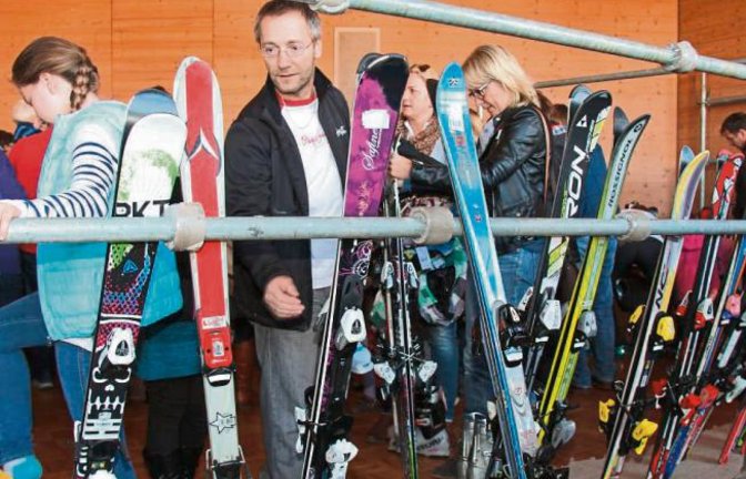 Beim Skibasar des Fördervereins des Evangelischen Jugendwerks Vaihingen im Gemeindehaus in Nussdorf hatte die Kundschaft die Auswahl aus rund 1200 Artikeln vom Carvingski bis zum Snowboardzubehör. Zehn Prozent des Erlöses kommt der Winterarbeit des Jugendwerks Vaihingen zugute.  Foto: Elsässer