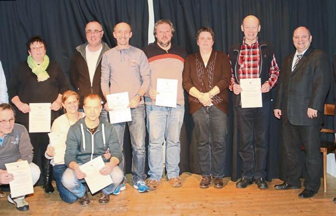 Ein Teil der geehrten Blutspender der Gemeinde Sersheim mit Hasenauer, Scholz und Hergenröther, der 75-mal gespendet hat (v. r.).  Foto: Rücker