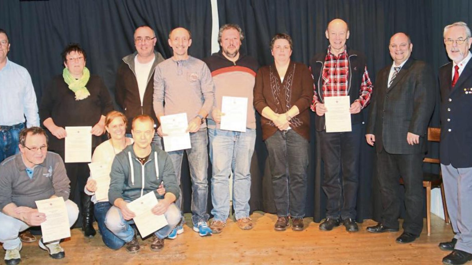 Ein Teil der geehrten Blutspender der Gemeinde Sersheim mit Hasenauer, Scholz und Hergenröther, der 75-mal gespendet hat (v. r.).  Foto: Rücker