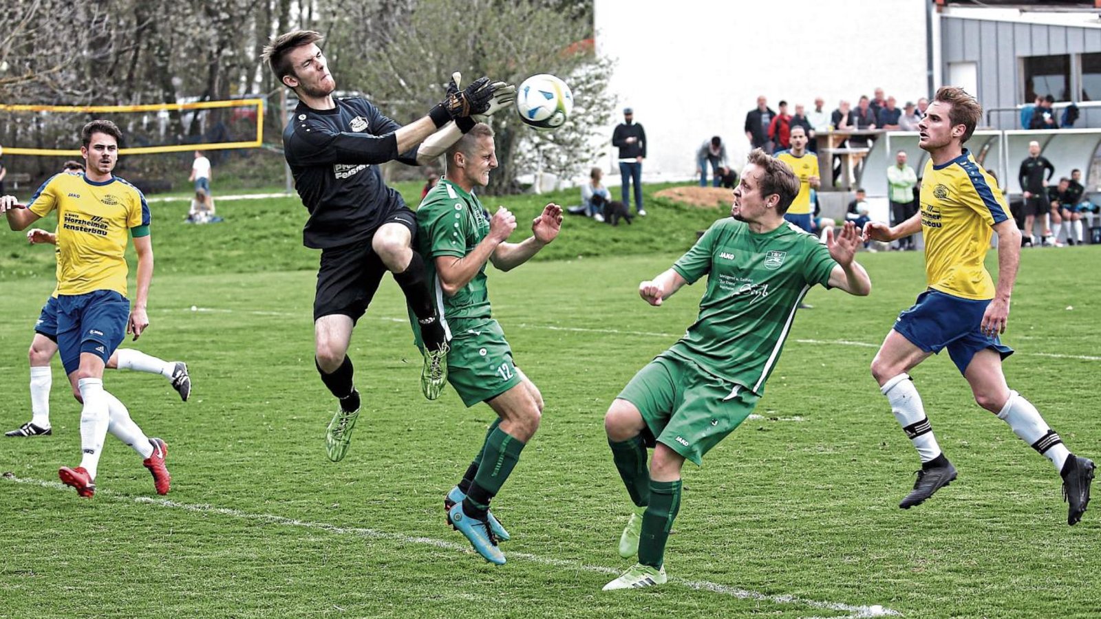 Nussdorfs Torwart Sebastian Prietz wehrt den Ball gleich gegen zwei anstürmende Kleinglattbacher ab – Leon Ellwein und Alexander Stierl (von links). Foto: Küppers Nussdorfs Torwart Sebastian Prietz wehrt den Ball gleich gegen zwei anstürmende Kleinglattbacher ab – Leon Ellwein und Alexander Stierl (von links). Foto: Küppers