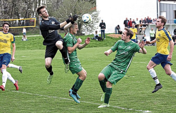 Nussdorfs Torwart Sebastian Prietz wehrt den Ball gleich gegen zwei anstürmende Kleinglattbacher ab – Leon Ellwein und Alexander Stierl (von links). Foto: Küppers