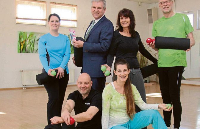Sind selbst sportlich aktiv: Sina Enghofer von der Barmer/GEK, Klaus Sämann von Intersport Sämann, Vaihingens Oberbürgermeister Gerd Maisch, Nina Frech und Petra Frech jeweils von der Sportschule Frech sowie Helmut Schürmann von der Vaihinger Kreiszeitung (von links) Foto: Nachreiner