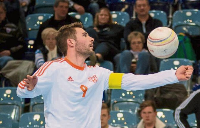 Das Berliner Team um Abwehrspezialist Jascha Ohlrich hat im Finale der Faustball-DM den Seriensieger TSV Pfungstadt in die Verlängerung gezwungen. Foto: Schönwandt/DFBL