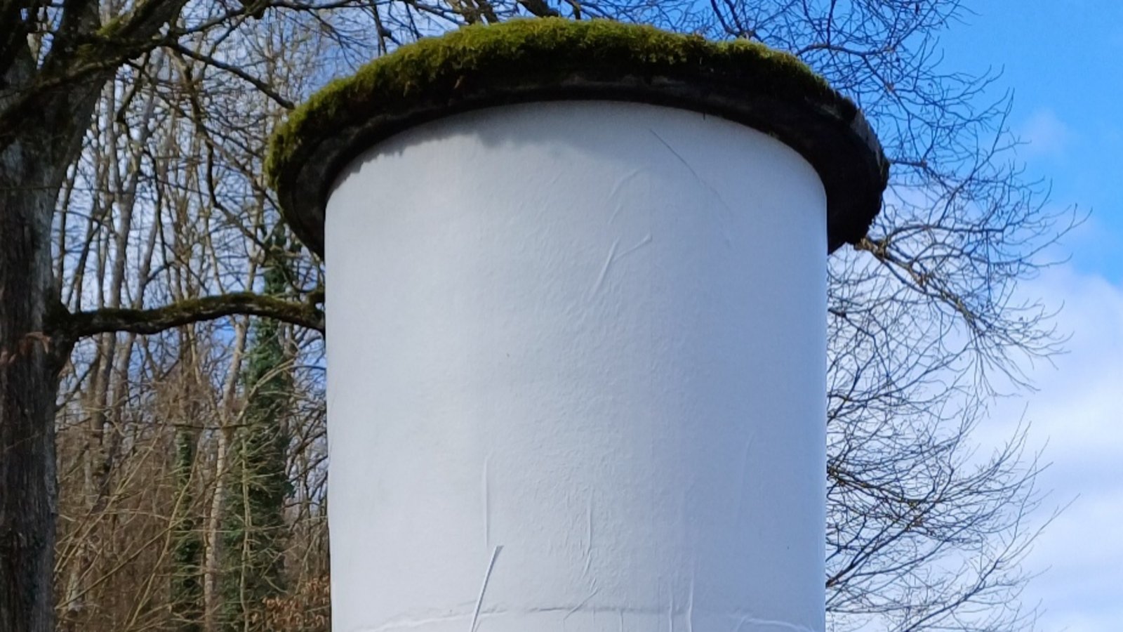 Diese Auricher Litfaßsäule ist: außer Betrieb, Kunst, im Ruhestand, ein unbeschriebenes Blatt, auf Reset, bereit für eine bessere Work-Life-Balance? Foto: Rücker