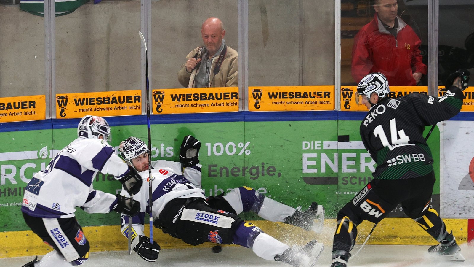 Der Bietigheimer Erik Nemec (rechts) und seine beiden Gegenspieler aus Leipzig schenken sich in den ersten beiden Viertelfinalpartien nichts. Foto: Baumann Der Bietigheimer Erik Nemec (rechts) und seine beiden Gegenspieler aus Leipzig schenken sich in den ersten beiden Viertelfinalpartien nichts. Foto: Baumann