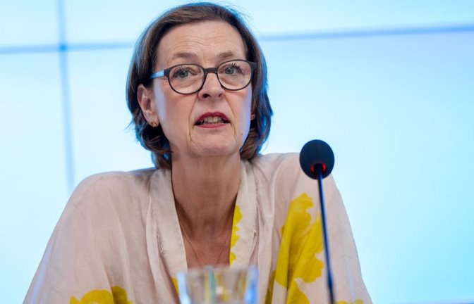 Beate Bube, Präsidentin des Landesamts für Verfassungsschutz, stellt im Bürger- und Medienzentrum (BMZ) des Landtags den Verfassungsschutzbericht 2025 vor.<span class='image-autor'>Christoph Schmidt/dpa</span>
