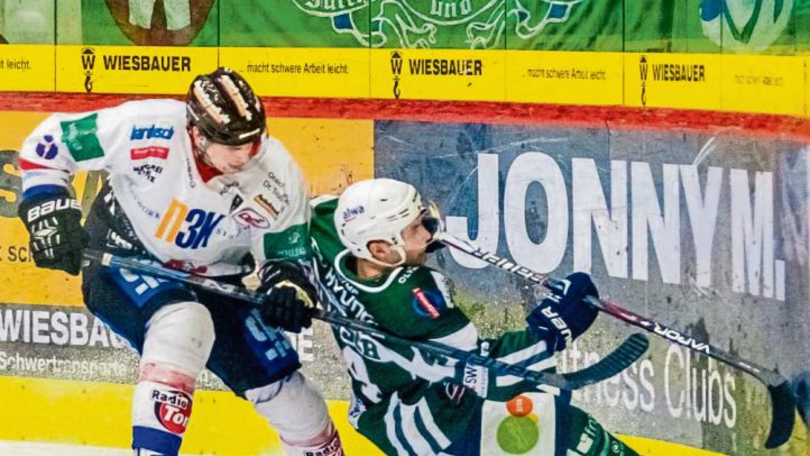 Bietigheims Marco Windisch (rechts) rutscht beim Zweikampf mit T.J. Fast von den Heilbronner Falken in die Bande. Dennoch feierten die Steelers im Derby ein Schützenfest. Foto: Simecek