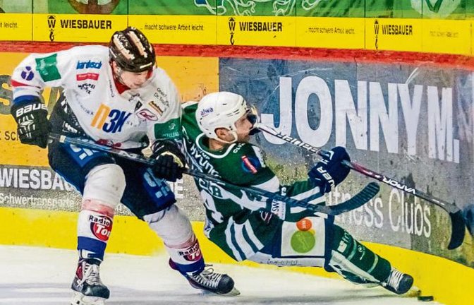 Bietigheims Marco Windisch (rechts) rutscht beim Zweikampf mit T.J. Fast von den Heilbronner Falken in die Bande. Dennoch feierten die Steelers im Derby ein Schützenfest. Foto: Simecek