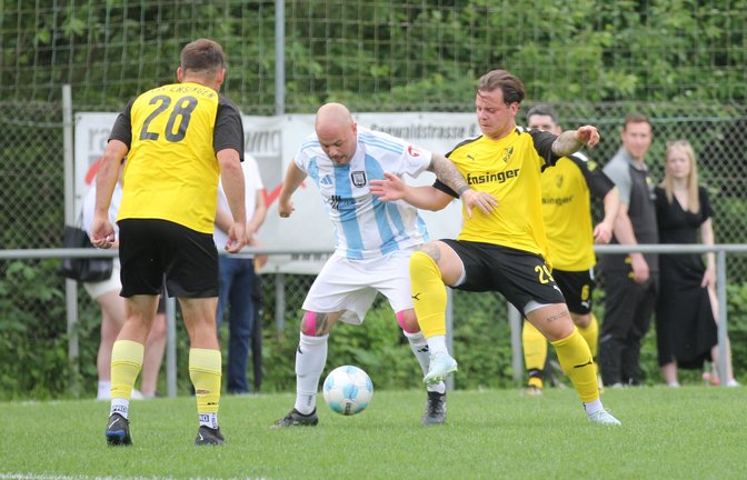 Einen schweren Stand hat der Vaihinger Spielertrainer, Pasquale Arena, gegen seine beiden Bewacher des TSV Ensingen.