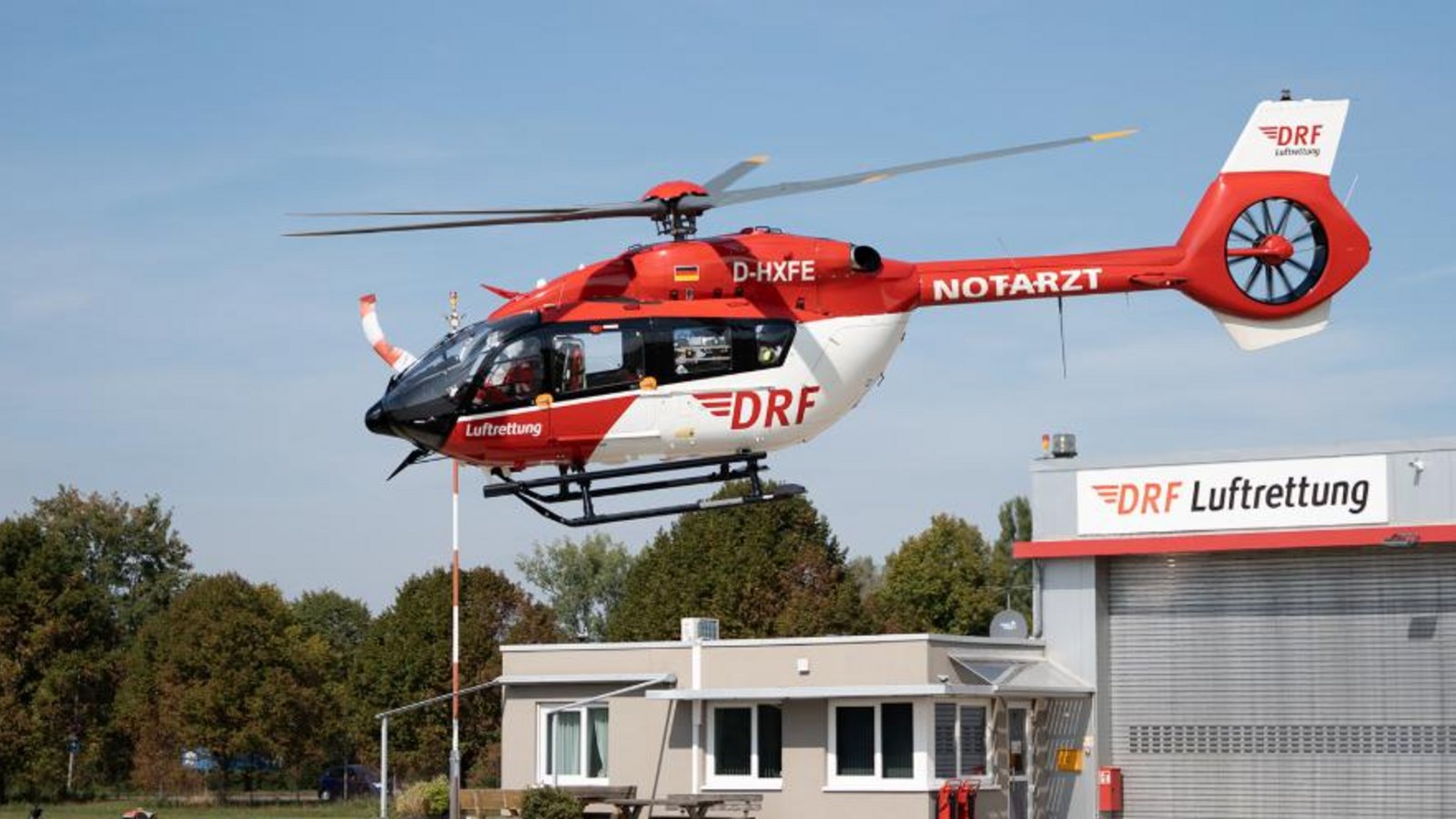 Der Rettungshubschrauber Christoph 51 ist am Flugplatz Pattonville angesiedelt und flog bisher von 8 Uhr bis Sonnenuntergang fliegen.  Foto: Matthias Wallot/DRF Luftrettung
