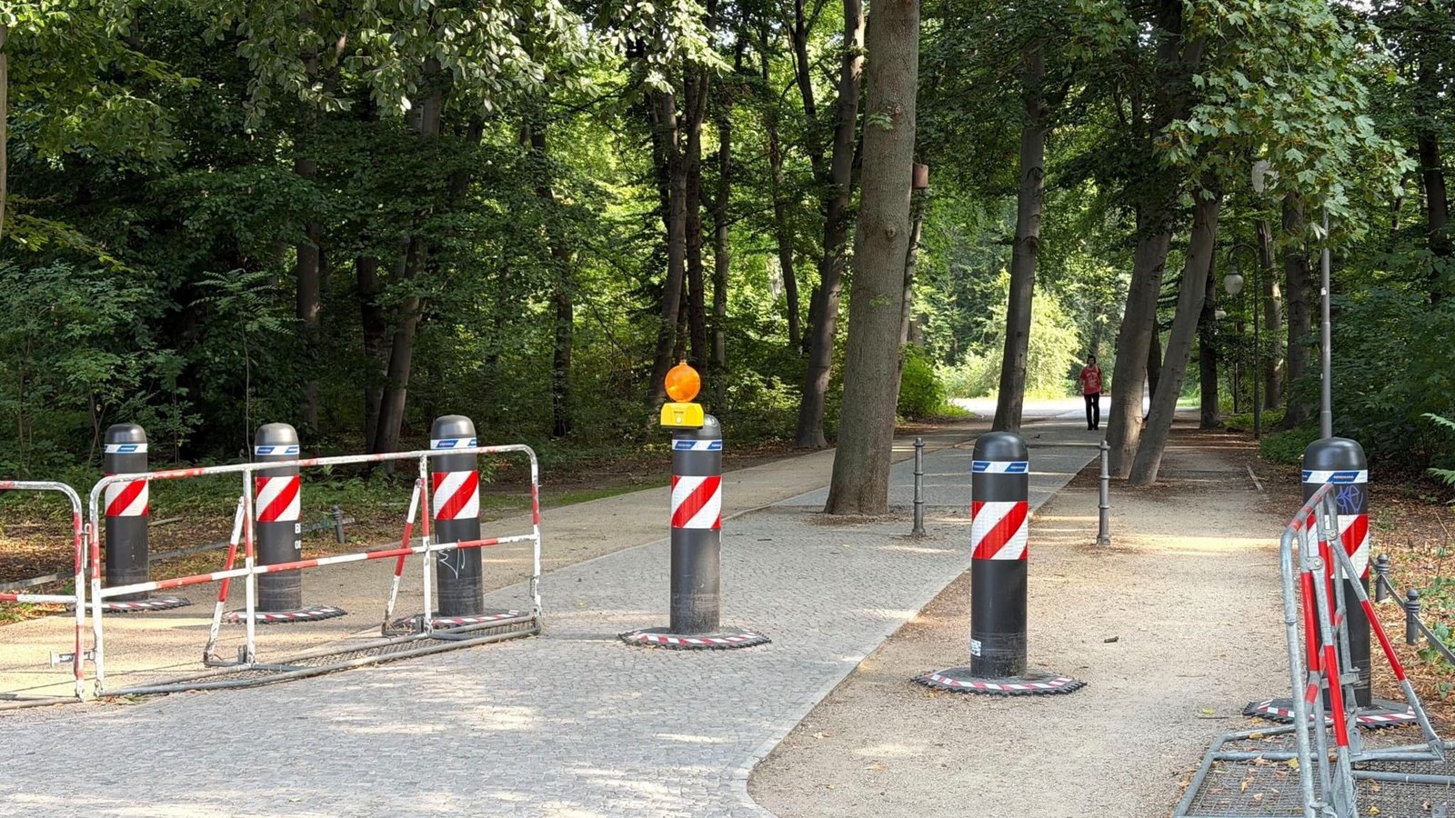 An einem Eingang zum Tiergarten stehen neu aufgestellte Poller. Am 25. Juli war ein Mann bei einem mutmaßlich islamistisch motivierten Anschlag am Rande des Christopher Street Day (CSD) im Tiergarten in eine Menschenmenge gefahren und hat dabei eine Frau getötet sowie nach offiziellen Angaben 31 Menschen verletzt. (zu dpa: «Polizei stellt nahe dem Anschlagsort in Berlin Poller auf»)Sven Kaeuler/dpa