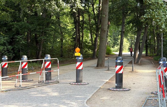 An einem Eingang zum Tiergarten stehen neu aufgestellte Poller. Am 25. Juli war ein Mann bei einem mutmaßlich islamistisch motivierten Anschlag am Rande des Christopher Street Day (CSD) im Tiergarten in eine Menschenmenge gefahren und hat dabei eine Frau getötet sowie nach offiziellen Angaben 31 Menschen verletzt. (zu dpa: «Polizei stellt nahe dem Anschlagsort in Berlin Poller auf»)<span class='image-autor'>Sven Kaeuler/dpa</span>