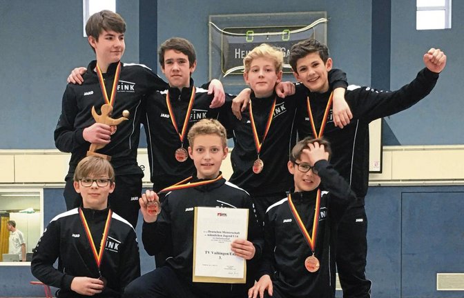 Die erfolgreiche U 14 des TV Vaihingen: Julian Fanz, Andreas Knodel, Bruno Rosenau und Jakob Walliser (hinten von links) sowie Felix Schmidt, Lucas Engelhard und Max Staudenecker (vorne von links) haben bei der Faustball-DM ihrer Altersklasse Bronze gewonnen. Foto: privat