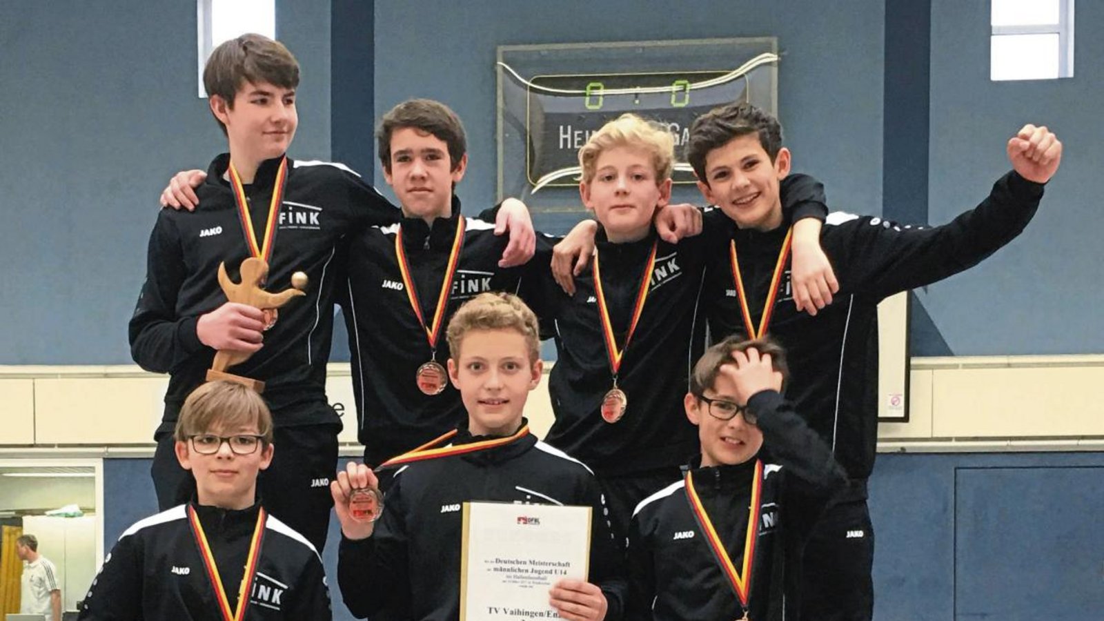 Die erfolgreiche U 14 des TV Vaihingen: Julian Fanz, Andreas Knodel, Bruno Rosenau und Jakob Walliser (hinten von links) sowie Felix Schmidt, Lucas Engelhard und Max Staudenecker (vorne von links) haben bei der Faustball-DM ihrer Altersklasse Bronze gewonnen. Foto: privat Die erfolgreiche U 14 des TV Vaihingen: Julian Fanz, Andreas Knodel, Bruno Rosenau und Jakob Walliser (hinten von links) sowie Felix Schmidt, Lucas Engelhard und Max Staudenecker (vorne von links) haben bei der Faustball-DM ihrer Altersklasse Bronze gewonnen. Foto: privat