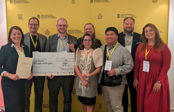 Das Team des Integrationsprojekts der Enzkreis-Kliniken freut sich über den zweiten Platz beim Integrationspreis 2025 des Landes Baden-Württemberg. Bei der Preisverleihung in Stuttgart ist die Auszeichnung übergeben worden. <span class='image-autor'>Foto: RKH-Enzkreis-Kliniken</span>