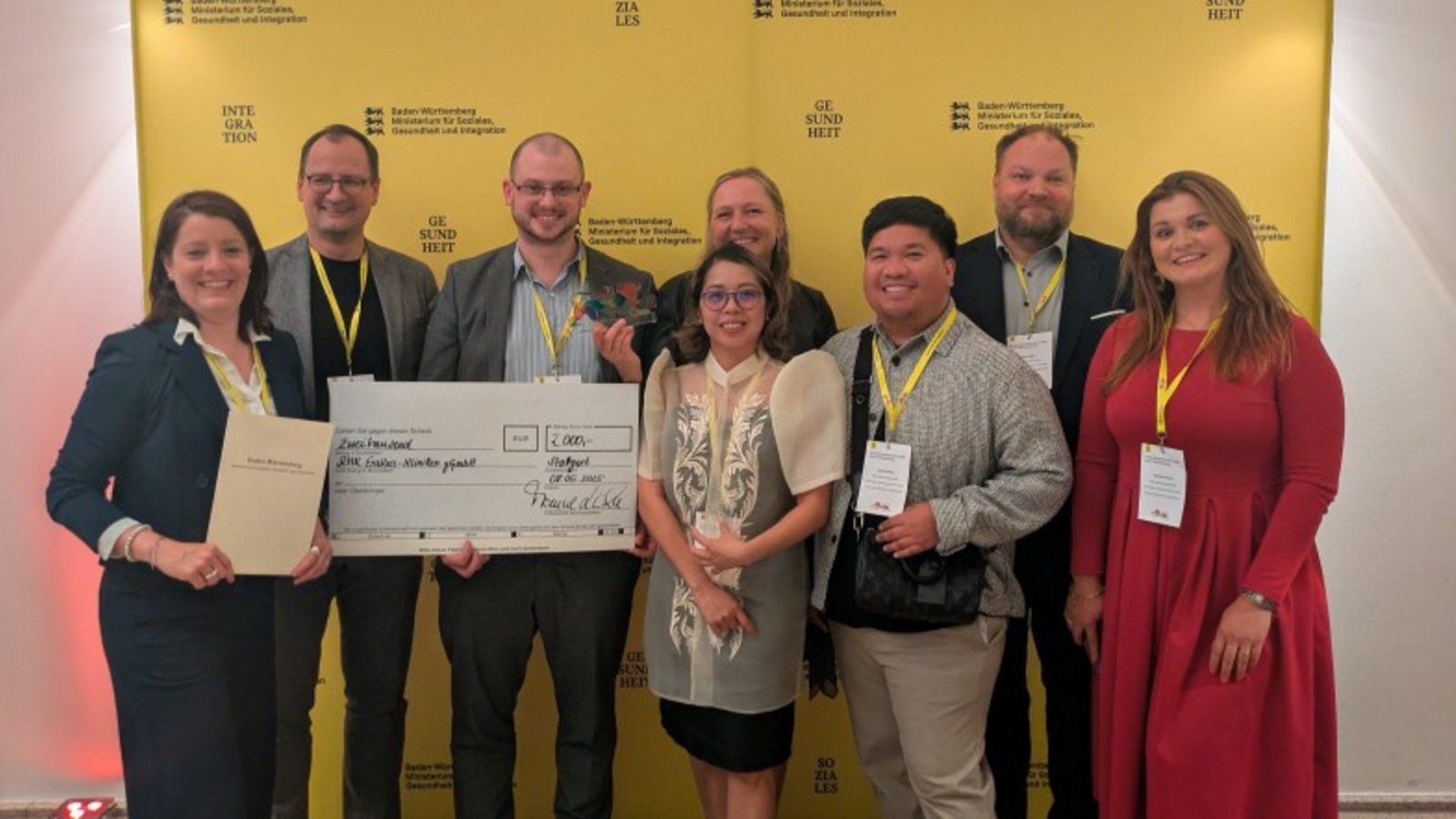 Das Team des Integrationsprojekts der Enzkreis-Kliniken freut sich über den zweiten Platz beim Integrationspreis 2025 des Landes Baden-Württemberg. Bei der Preisverleihung in Stuttgart ist die Auszeichnung übergeben worden. Foto: RKH-Enzkreis-Kliniken