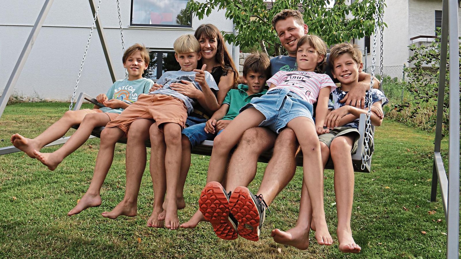 Glücklich zu siebt: Die Hagdorns aus Hochdorf – Mama Karin, Papa Heiko, die Vierlinge Anton, Sebastian, Moritz und Hanna (v.l.) und der große Bruder Paul – genießen es, „wenn alle zusammen sind“. Fotos: Rieger