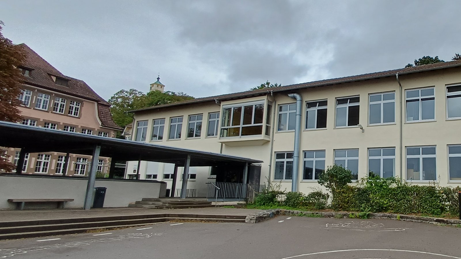 Die Instandhaltung beziehungsweise Sanierung von öffentlichen Gebäuden wie Schulen belastet die Haushalte. Archivfoto: VKZ/Rücker